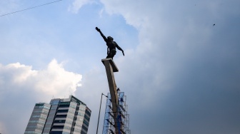Pekerja melakukan perawatan patung Dirgantara atau patung Pancoran di Jakarta, Kamis (21/8/2025). [Suara.com/Alfian Winanto]