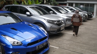 Sejumlah kendaraan hasil sitaan Operasi Tangkap Tangan (OTT) diperlihatkan di Gedung Merah Putih KPK, Jakarta, Kamis (21/8/2025). [Suara.com/Alfian Winanto]