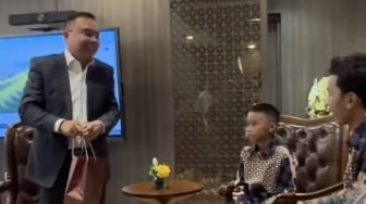 Dasco Kasih Kado ke Bocah SD yang Selamatkan Merah Putih saat HUT RI