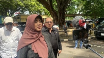 Diperiksa Kasus Fitnah Ijazah Palsu, Dokter Tifa Pamer Buku Jokowis White Paper ke Polisi