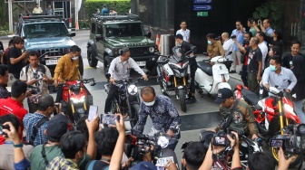 Sejumlah kendaraan hasil sitaan Operasi Tangkap Tangan (OTT) diperlihatkan di Gedung Merah Putih KPK, Jakarta, Kamis (21/8/2025). [Suara.com/Alfian Winanto]