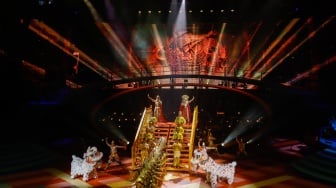 Para Seniman tampil pada Pagelaran Sabang Merauke, The Indonesian Broadway di Indonesia Arena, Jakarta, Jumat (22/8/2025). [Suara.com/Alfian Winanto]