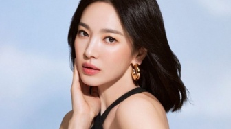 Pesona Song Hye Kyo dengan Gaya Elegan yang Nggak Ribet, Sontek 4 OOTD-nya!