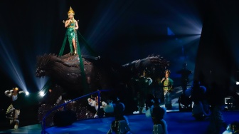 Penyanyi Yura Yunita tampil pada Pagelaran Sabang Merauke, The Indonesian Broadway di Indonesia Arena, Jakarta, Jumat (22/8/2025). [Suara.com/Alfian Winanto]