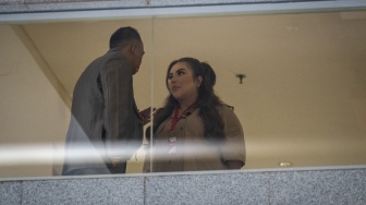 Selebgram Lisa Mariana Presley Zulkandar (tengah) didampingi kuasa hukum tiba untuk menjalani pemeriksaan sebagai saksi di Gedung Merah Putih KPK, Jakarta, Jumat (22/8/2025). [ANTARA FOTO/Bayu Pratama S/rwa]