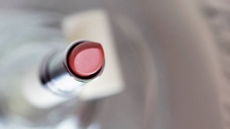 Takut Kelihatan Tua dan Menor? Ini 5 Warna Lipstik Wajib Coba untuk Pemula