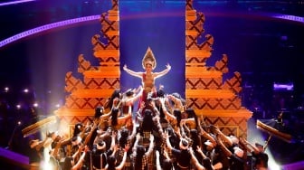 Para Seniman tampil pada Pagelaran Sabang Merauke, The Indonesian Broadway di Indonesia Arena, Jakarta, Jumat (22/8/2025). [Suara.com/Alfian Winanto]
