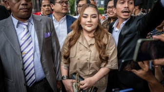 Selebgram Lisa Mariana Presley Zulkandar (tengah) didampingi kuasa hukum tiba untuk menjalani pemeriksaan sebagai saksi di Gedung Merah Putih KPK, Jakarta, Jumat (22/8/2025). [ANTARA FOTO/Bayu Pratama S/rwa]