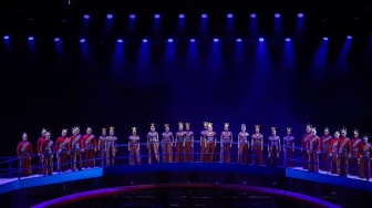 Para Seniman tampil pada Pagelaran Sabang Merauke, The Indonesian Broadway di Indonesia Arena, Jakarta, Jumat (22/8/2025). [Suara.com/Alfian Winanto]
