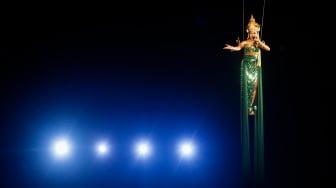 Penyanyi Yura Yunita tampil pada Pagelaran Sabang Merauke, The Indonesian Broadway di Indonesia Arena, Jakarta, Jumat (22/8/2025). [Suara.com/Alfian Winanto]