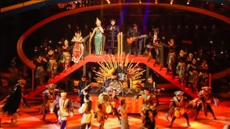 Penyanyi Yura Yunita (tengah) bersama Padi Reborn serta para Seniman tampil pada Pagelaran Sabang Merauke, The Indonesian Broadway di Indonesia Arena, Jakarta, Jumat (22/8/2025). [Suara.com/Alfian Winanto]