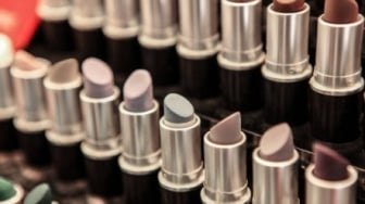 Elegan Sekejap! Ini 7 Lipstik Mauve yang Cocok untuk Semua Warna Kulit