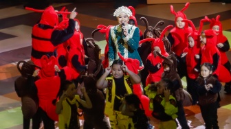 Penyanyi Yura Yunita tampil pada Pagelaran Sabang Merauke, The Indonesian Broadway di Indonesia Arena, Jakarta, Jumat (22/8/2025). [Suara.com/Alfian Winanto]