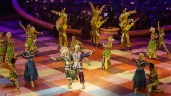 Penyanyi Yura Yunita tampil pada Pagelaran Sabang Merauke, The Indonesian Broadway di Indonesia Arena, Jakarta, Jumat (22/8/2025). [Suara.com/Alfian Winanto]