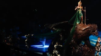 Penyanyi Yura Yunita tampil pada Pagelaran Sabang Merauke, The Indonesian Broadway di Indonesia Arena, Jakarta, Jumat (22/8/2025). [Suara.com/Alfian Winanto]
