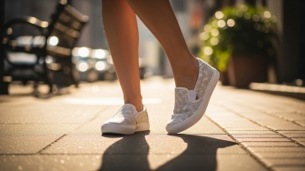 5 Rekomendasi Sepatu Slip On Wanita untuk Jalan Kaki Jauh, Anti Ribet dan Tetap Stylish