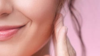 Rahasia Bibir Mulus dan Plumpy di Usia 40+ : Bukan Filler, Tapi Trik Lipstik Ini