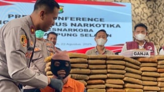 Trik Baru Penyelundupan Ganja 90 Kg Disembunyikan di Mobil Towing, Pelaku Diciduk di Bakauheni