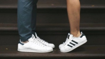 Mau Bikin Dia Terkesan di Kencan Pertama? Cukup Pakai 1 dari 4 Sepatu Ini