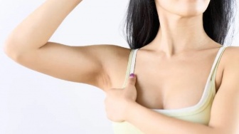 Atasi Selangkangan Hitam dengan Krim Pemutih Aman: Review Pherini Armpit Brightening Cream