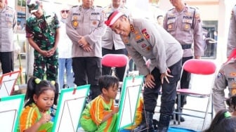Suasana Cair! Komjen Dedi Prasetyo Gelar Bakti Sosial, Ajak Anak-anak Tersenyum