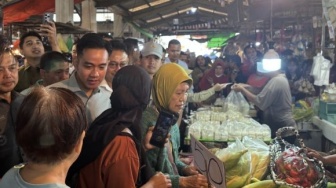 Gibran Temukan Sayur Langka yang 'Harus Dicari di Hutan' Saat Blusukan di Pontianak