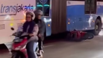 Detik-detik Mencekam Motor Vario Masuk Kolong Bus TransJakarta di Jalan Yos Sudarso