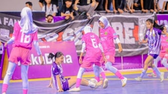 Menggiring Bola Melawan Stigma: Perempuan dan Kesetaraan di Lapangan Futsal