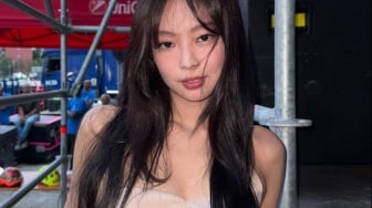 Mau Hangout Pas Weekend? 4 Ide OOTD Kasual ala Jennie BLACKPINK yang Nyaman