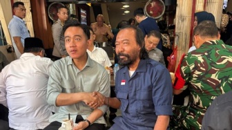 Diajak Selfie "Surya Paloh KW" di Kedai Kopi, Wapres Gibran Nyeletuk: Mirip Ketua Ini...