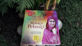 Ulasan Buku Melukis Pelangi: Menghapus Kata Takut dan Menyerah dalam Hidup