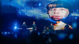 Grup Musik MEW saat tampil di Konser LaLaLa Festival 2025 di Jiexpo Kemayoran, Jakarta, Sabtu (23/8/2025). [Suara.com/Alfian Winanto]