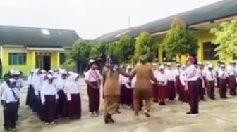 Oknum Guru Ngamuk Hampir Cekik Siswa Saat Upacara, Siswa Lain Histeris Ketakutan