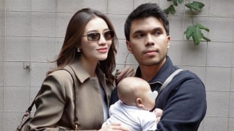 Jadi Hot Mama! Intip 5 Gaya Stylish Aaliyah Massaid Gendong Anak