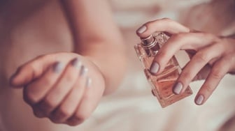 Hentikan Semprot Parfum di Baju! Ternyata Ini 8 Titik Rahasia Biar Wangi Nempel Seharian