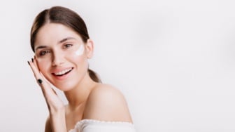 7 Rekomendasi Skincare Anti Aging Murah dari Emina dan YOU, Cocok untuk Pemula