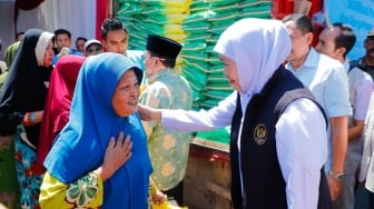 Kendalikan Inflasi & Tingkatkan Daya Beli Masyarakat, Gubernur Khofifah Gelar Pasar Murah di Sumenep
