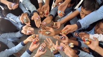 Proker KKN Membuat Ganci dari Kain Perca: Edukasi Cinta Bumi Sejak Dini