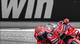 Tak Terbendung! Marc Marquez Kuasai Balaton Park, Bezzecchi Keok di Tengah Duel