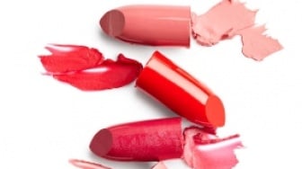 Bibir Gelap dan Kering Bikin Minder? Girls, Kalian Wajib Punya 5 Lipstik Ajaib Ini