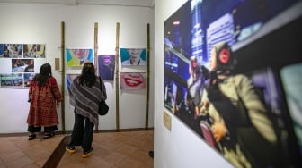 Pengunjung melihat foto yang dipamerkan pada pameran foto Rekam Jakarta 2025 di Cemara 6 Galeri, Jakarta, Sabtu (23/8/2025). [Suara.com/Alfian Winanto]
