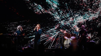 Grup Musik MEW saat tampil di Konser LaLaLa Festival 2025 di Jiexpo Kemayoran, Jakarta, Sabtu (23/8/2025). [Suara.com/Alfian Winanto]