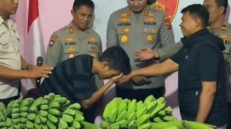 Curi Pisang Demi Biaya Istri yang Hamil, Endingnya Bikin Nangis!