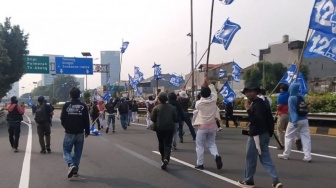 Kibarkan Bendera PAN, Massa Pelajar Demo di DPR Masuk ke Jalan Tol