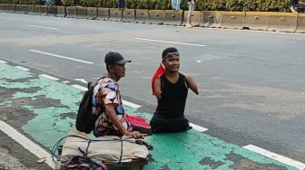 Di Tengah Demo DPR, Kisah Denny dari Cakung Ini Bikin Hati Adem!