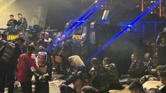 Demonstran Bubarkan DPR Kembali Berkumpul Usai Diguyur Hujan, Polisi Masih Siaga
