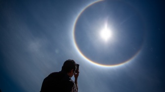 Warga mengabadikan fenomena Halo Matahari berbentuk cincin di Batam, Kepulauan Riau, Senin (25/8/2025). [ANTARA FOTO/Teguh Prihatna/rwa]