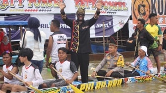 Senangnya Rapper Melly Mike Naik Pacu Jalur, Susuri Sungai Kuantan