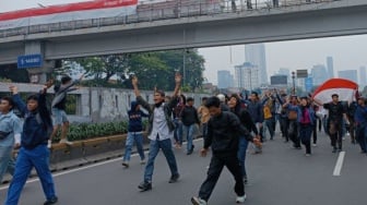 Massa Anak SMA Tembus Blokade Aparat, Ikut Turun Demo 25 Agustus di DPR