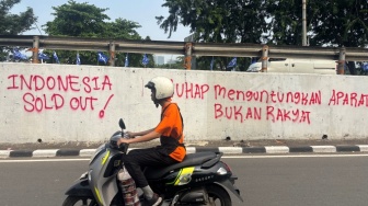 Massa Ngamuk Protes Gaji DPR Rp 3 Juta Sehari, Tembok Dicoret: Indonesia Sold!
